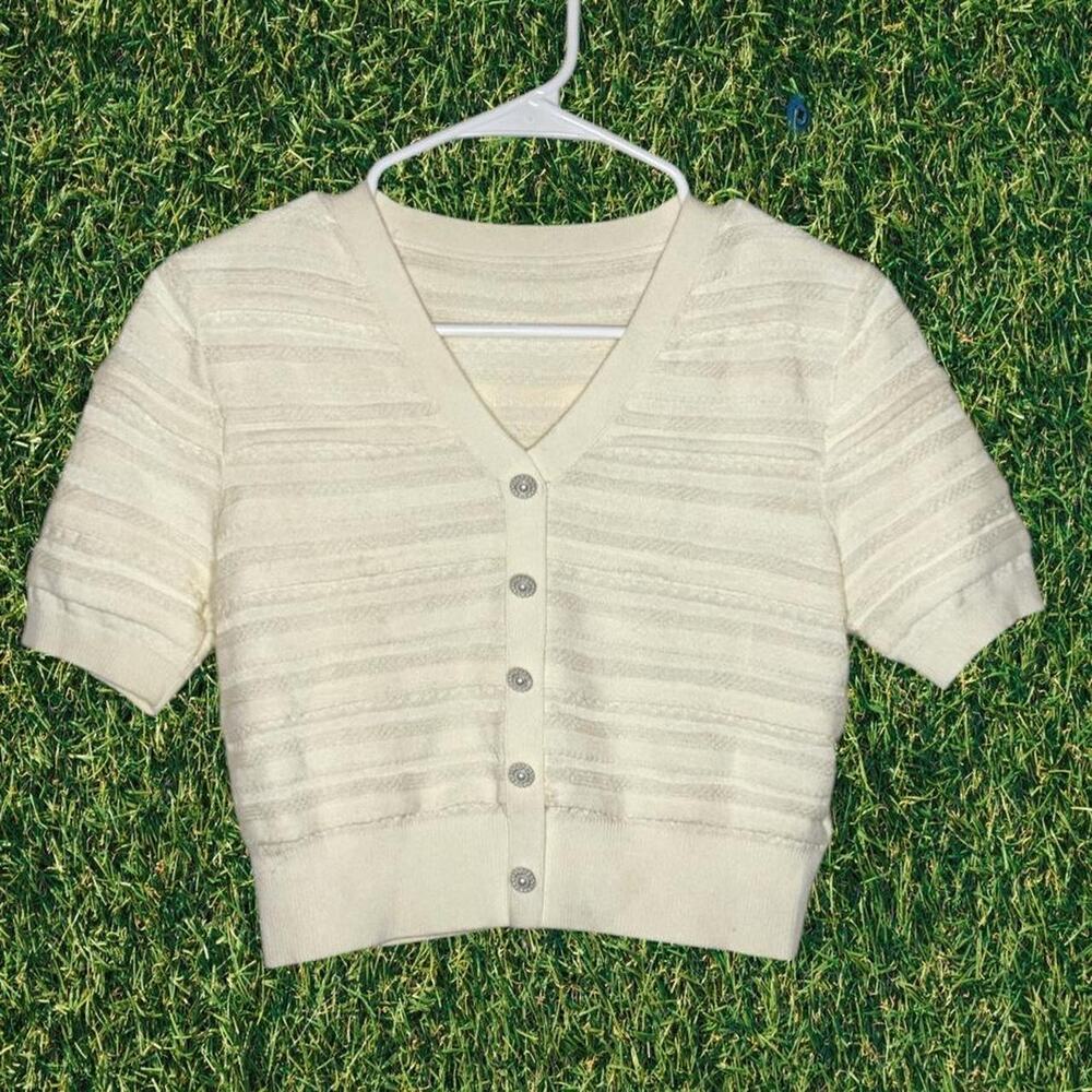 Goelia pearl button textured